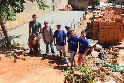 Voluntários fazem mutirão para construir casa e tirar família carente de barraco.