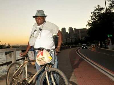 O Pedreiro que se Forma em Direito após Pedalar 42 km Por dia para estudar…